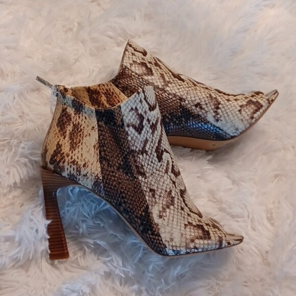 Vince Camuto ARIATIZANIA Open Toe WOMEN'S Bootie Snakeprint New FINAL CLEARANCE - Picture 1 of 9